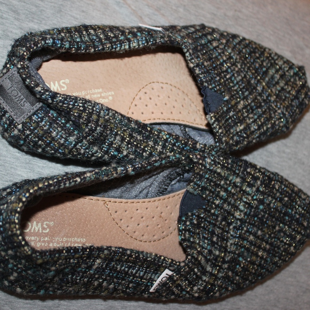 toms slip on sneakers size 10